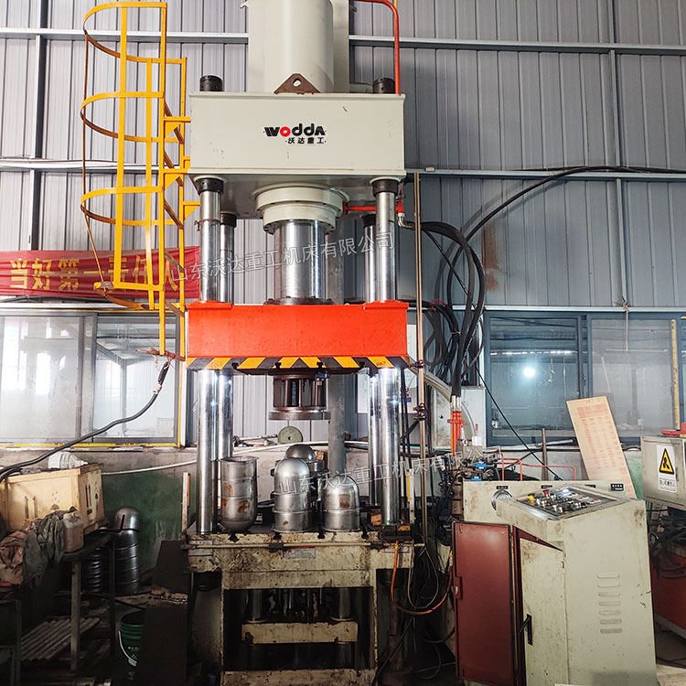 315噸不銹鋼內膽拉伸機現場