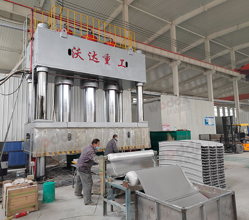 2000噸SMC玻璃鋼電纜橋架成型液壓機(jī) 2000噸SMC玻璃鋼電纜橋架成型液壓機(jī)