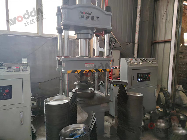 100噸四柱液壓機拉伸鐵鍋現場