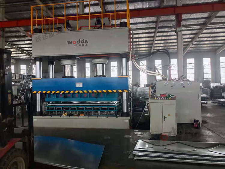 1000噸不銹鋼水箱板拉伸液壓機(jī)(圖1) 1000噸不銹鋼水箱板拉伸液壓機(jī)(圖1)