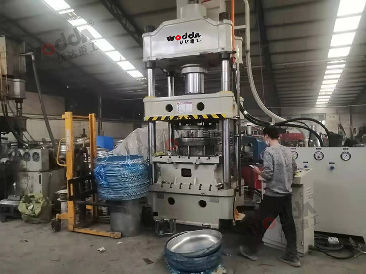 315噸汽車水箱拉伸液壓機(圖2) 315噸汽車水箱拉伸液壓機(圖2)