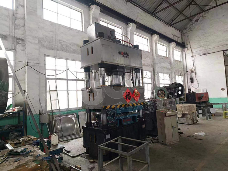 不銹鋼水箱板液壓機客戶現場 不銹鋼水箱板液壓機客戶現場