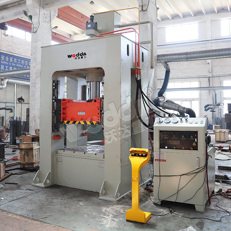 200噸框架式液壓機(jī)車間實(shí)拍 200噸框架式液壓機(jī)車間實(shí)拍