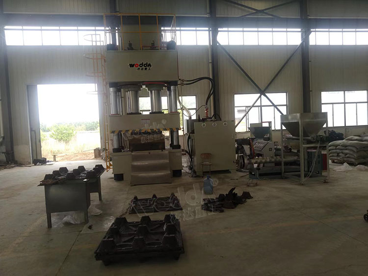 塑料托盤模壓成型液壓機客戶車間現場