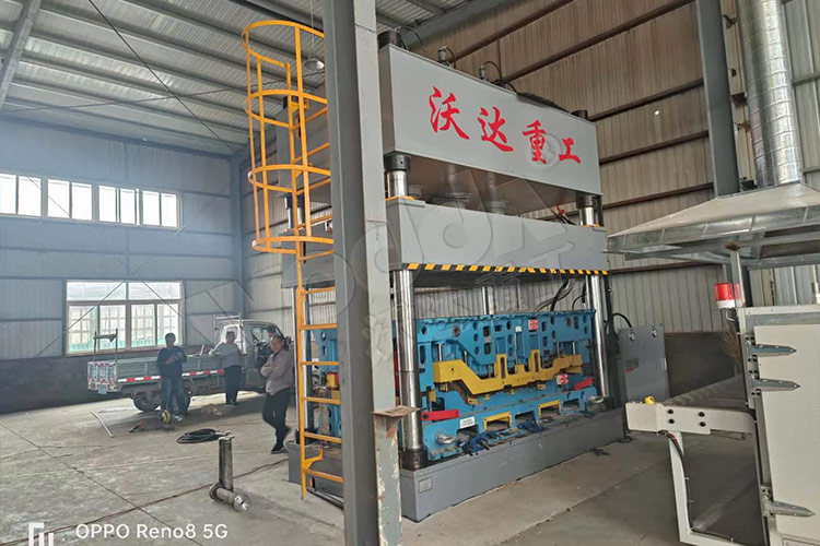 315噸汽車內(nèi)飾件液壓機(jī)客戶現(xiàn)場(chǎng)