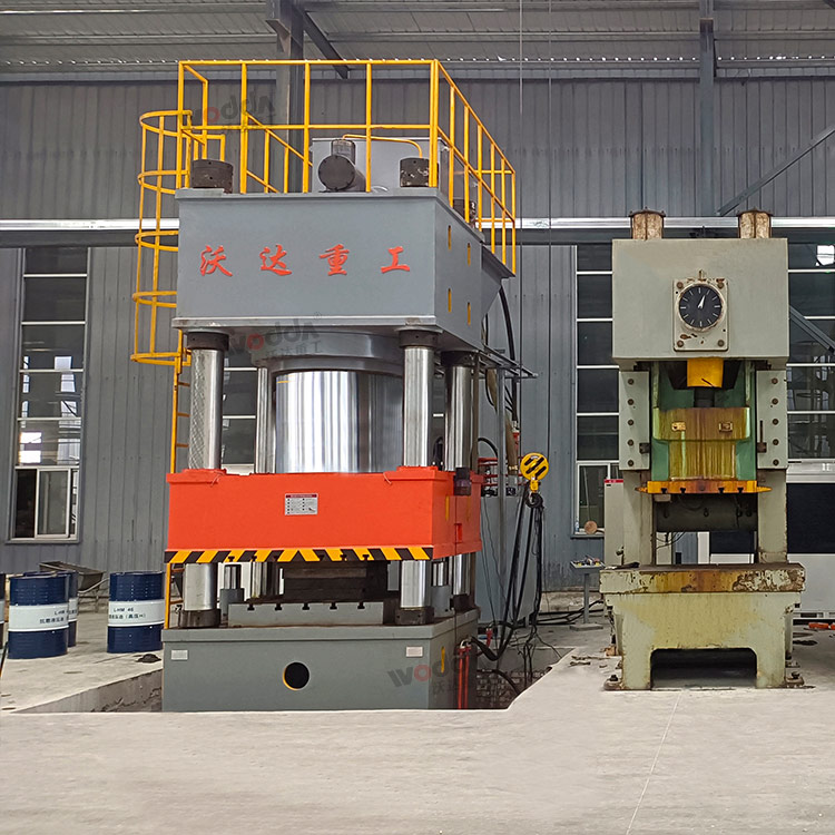 2000噸三梁四柱液壓機 2000噸三梁四柱液壓機