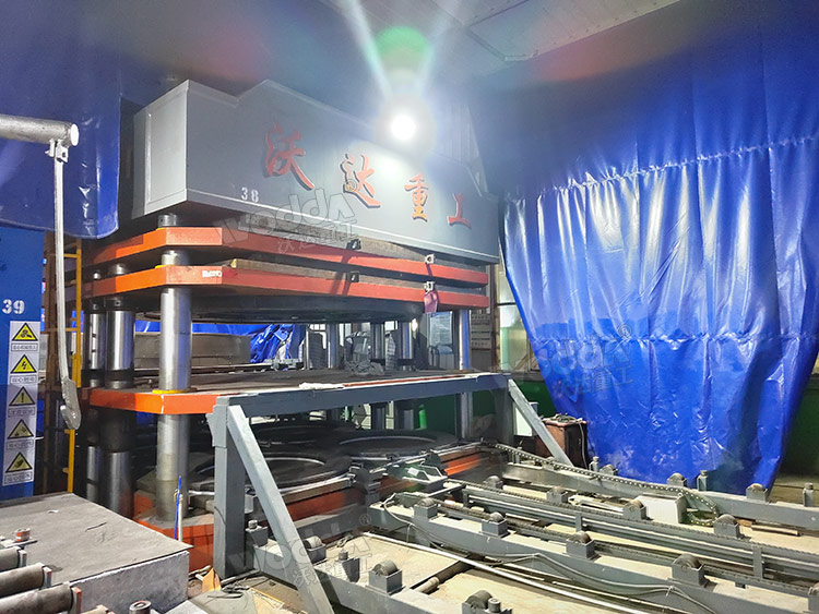 碳纖維熱壓成型液壓機現場 碳纖維熱壓成型液壓機現場