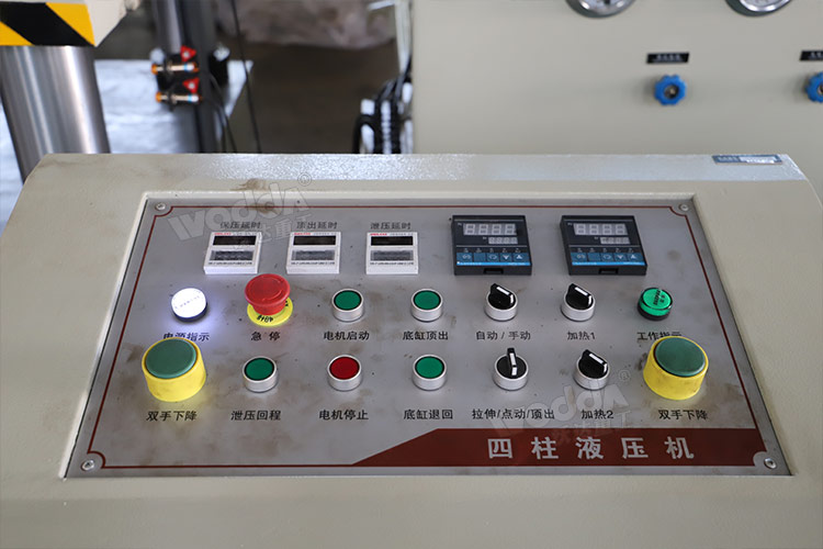 315噸三梁四柱液壓機(jī)細(xì)節(jié)(1) 315噸三梁四柱液壓機(jī)細(xì)節(jié)(1)