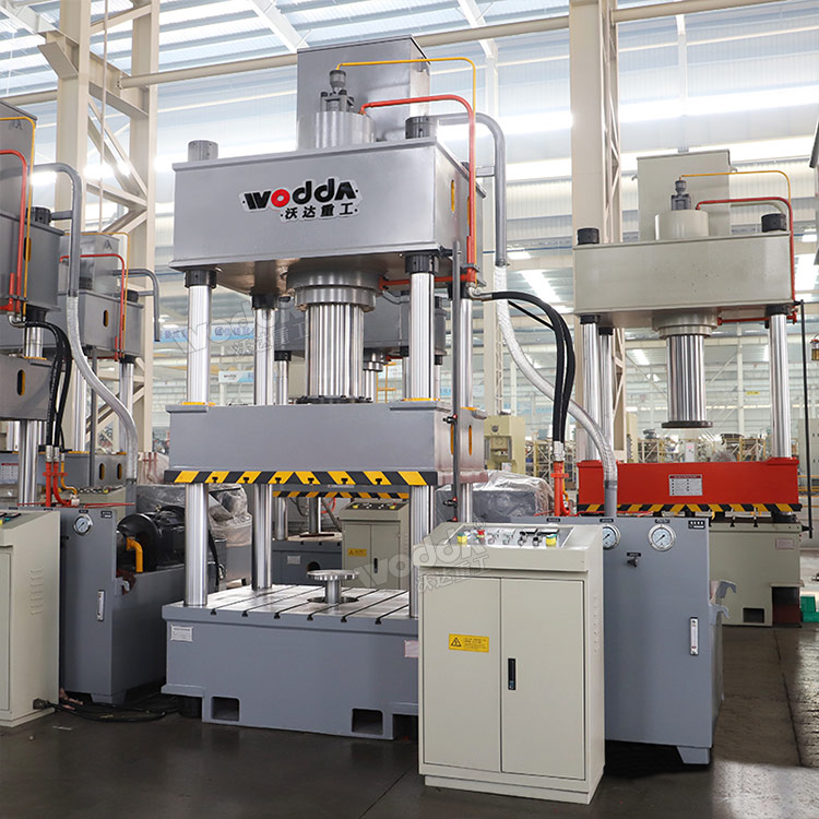 315噸三梁四柱液壓機車間實物.jpg 315噸三梁四柱液壓機車間實物.jpg