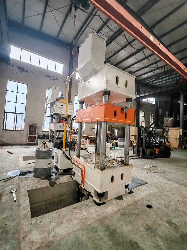 315噸液壓墊拉伸機(jī)現(xiàn)場(chǎng) 315噸液壓墊拉伸機(jī)現(xiàn)場(chǎng)