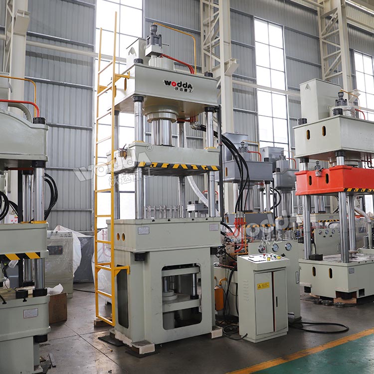 200噸三梁四柱液壓機(液壓墊) 200噸三梁四柱液壓機(液壓墊)