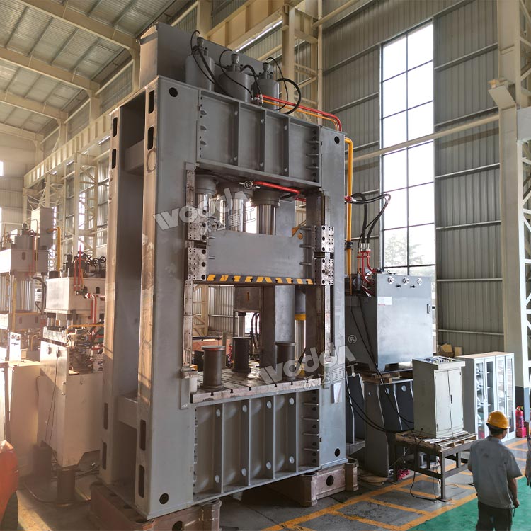 800噸汽車配件拉伸液壓機車間調(diào)試 800噸汽車配件拉伸液壓機車間調(diào)試