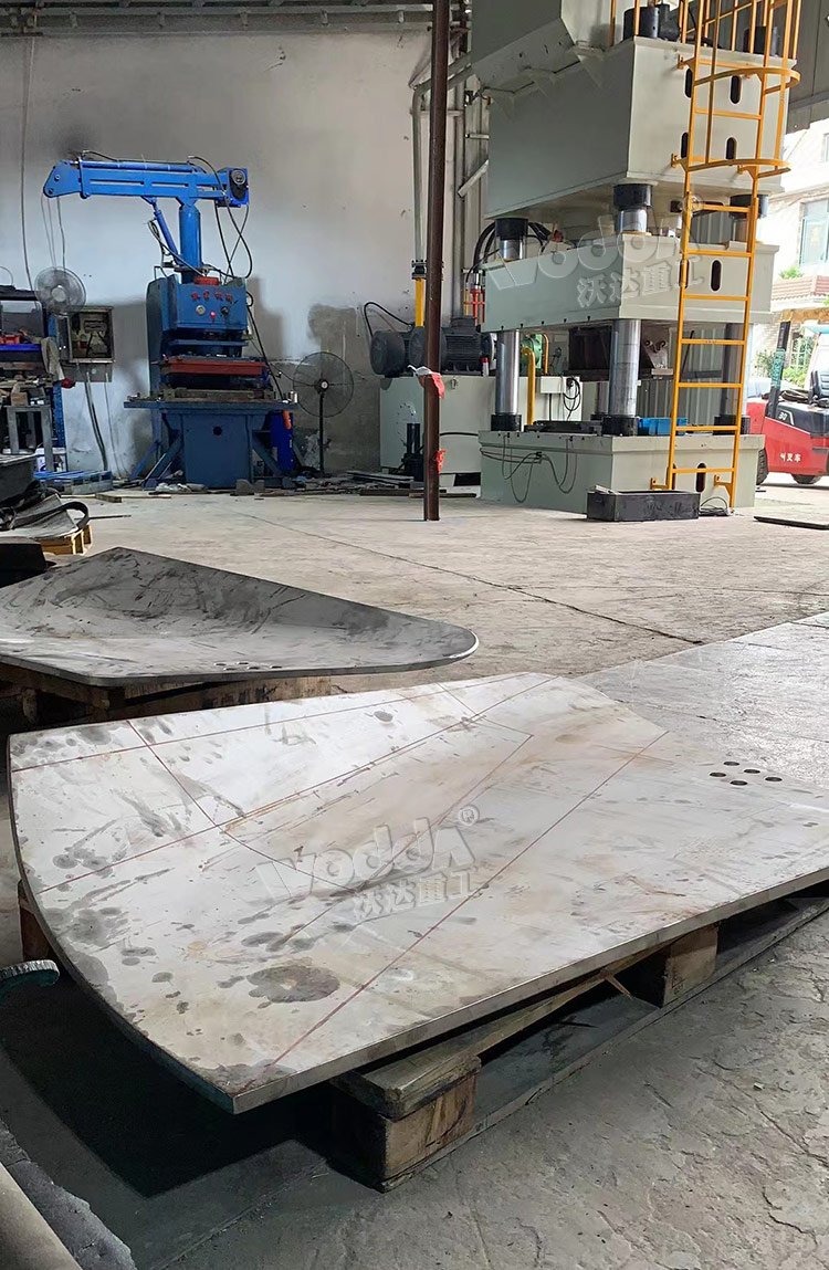 1000噸三梁四柱液壓機加工攪拌器槳葉現場