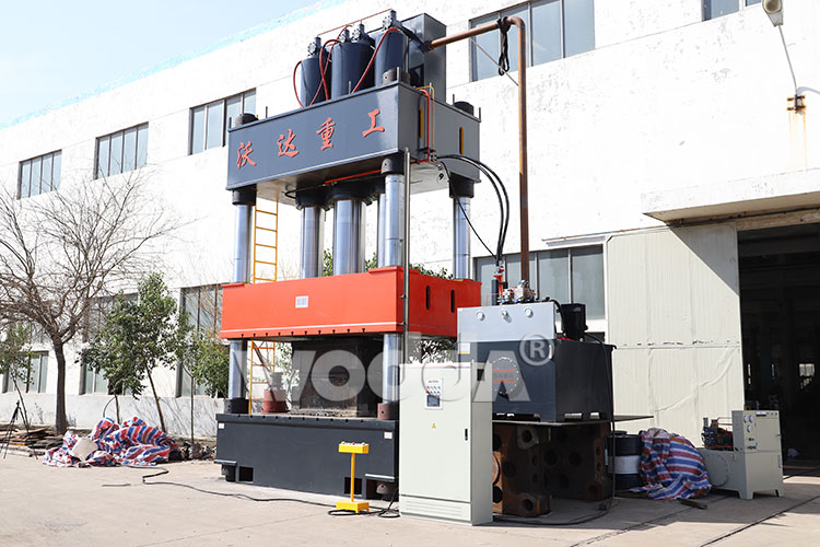 1800噸三梁四柱液壓機 1800噸三梁四柱液壓機